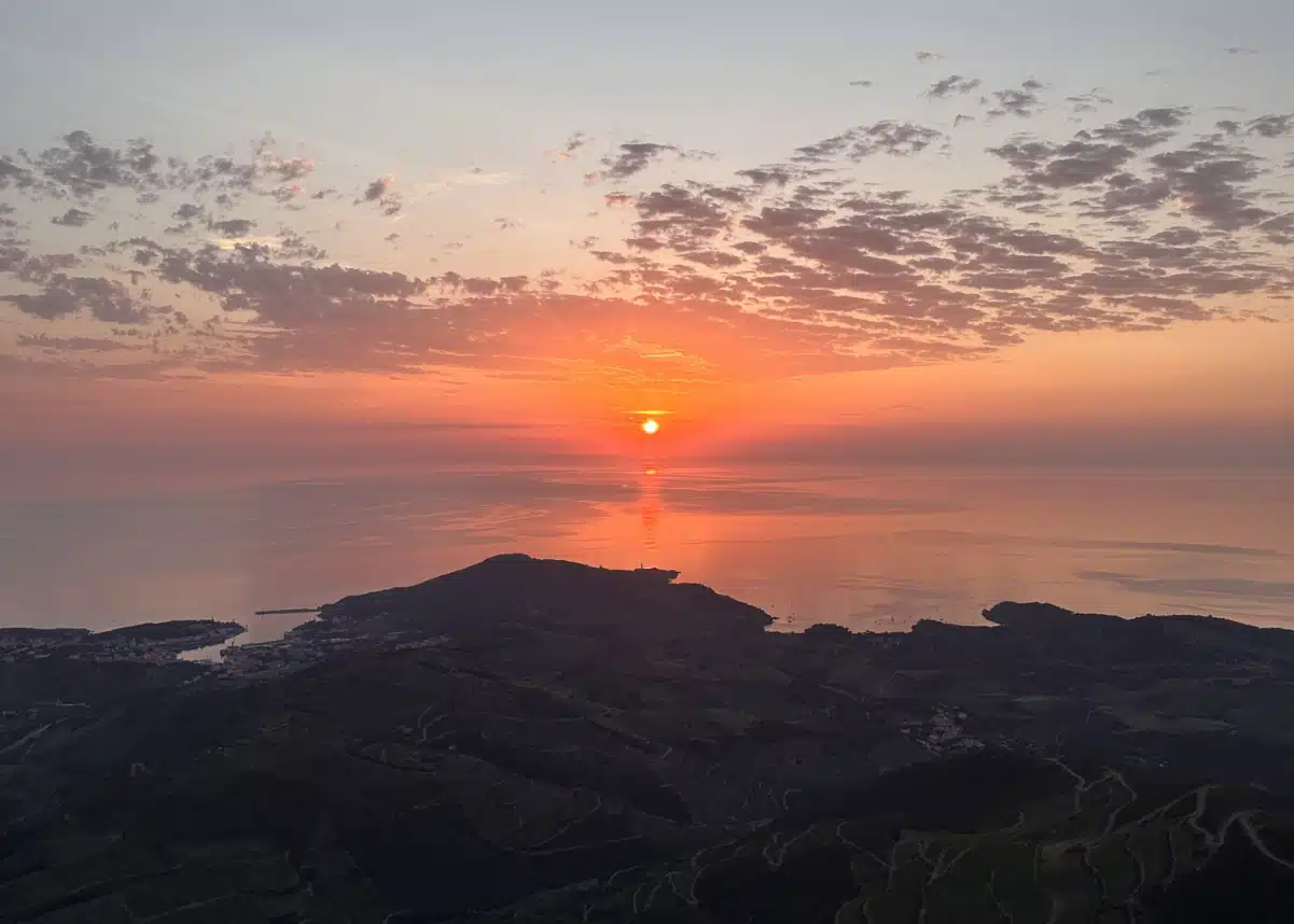 COTE VERMEILLE AU LEVER DE SOLEIL
